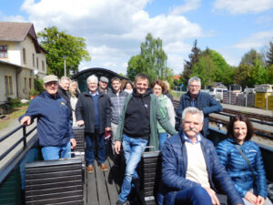 Gäste der Partnergemeinde Argenbühl in Radeburg 04/2024 - Fahrt mit dem Lößnitzdackel