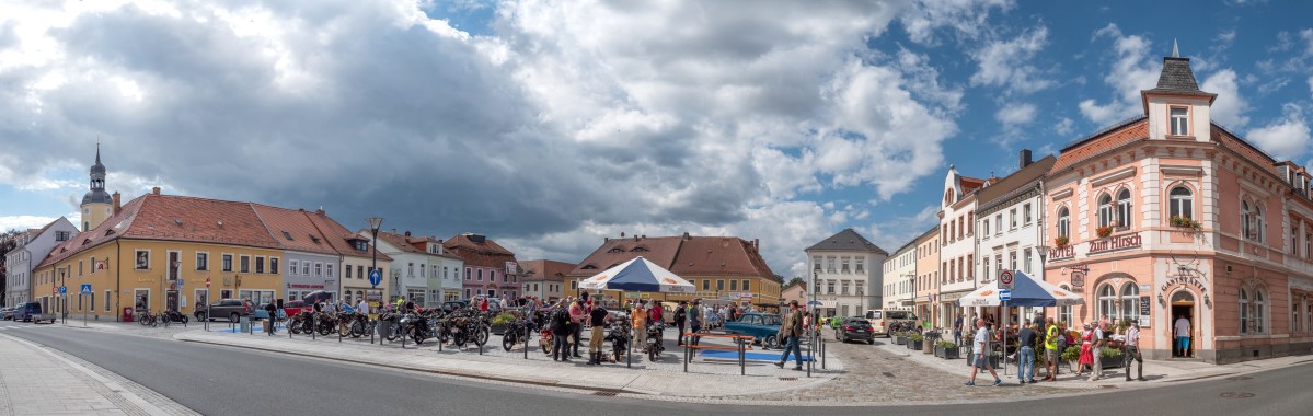 Partnerschaftsverein Radeburg e.V. – Blick über den Markt in Radeburg von der Kirche bis zum Hotel „Zum Hirsch“