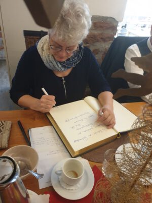 Radeburger Delegation in Edenkoben 11/2024 – Eintrag ins Goldene Buch der Stadt Edenkoben