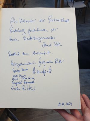 Radeburger Delegation in Edenkoben 11/2024 – Eintrag ins Goldene Buch der Stadt Edenkoben
